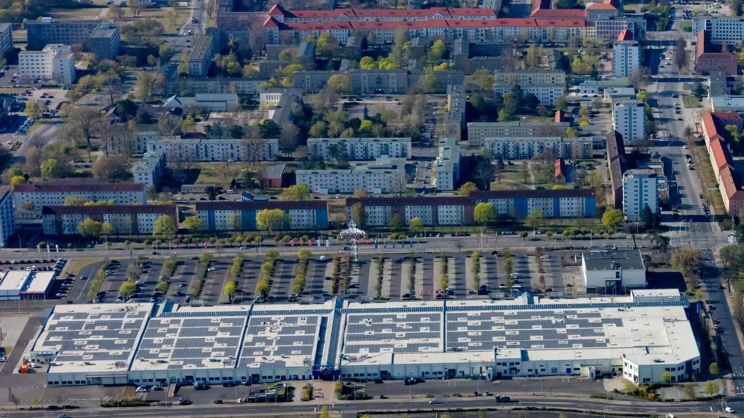 Blick auf das City Center in Eisenhüttenstadt von oben. Wenn in dem Einkaufszentrum die Brandmeldeanlage auslöst, dann erfolgt nicht in jedem Fall eine Evakuierung.