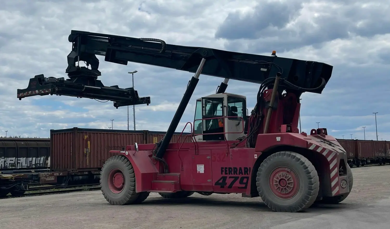 Solch ein Reachstacker ist auf dem Gelände des Werksbahnhofes von ArcelorMittal Transport jetzt schon im Einsatz. Damit können Container ent- und beladen werden.