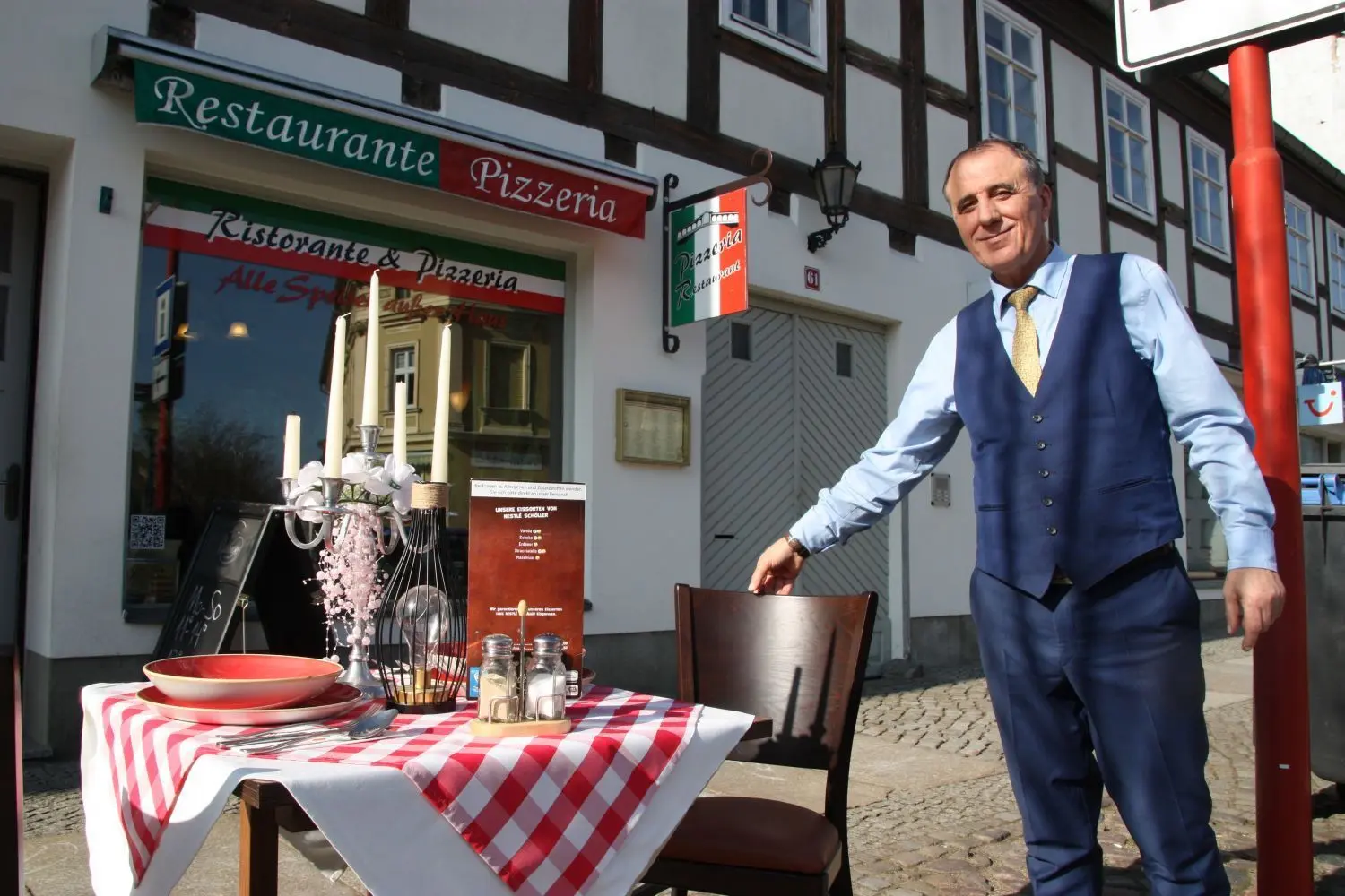 Hereinspaziert, möchte das Team der Pizzeria Piccolo in Angermünde endlich wieder sagen dürfen und beteiligt sich mit seinem Team an der Protestaktion "Gedeckter Tisch".