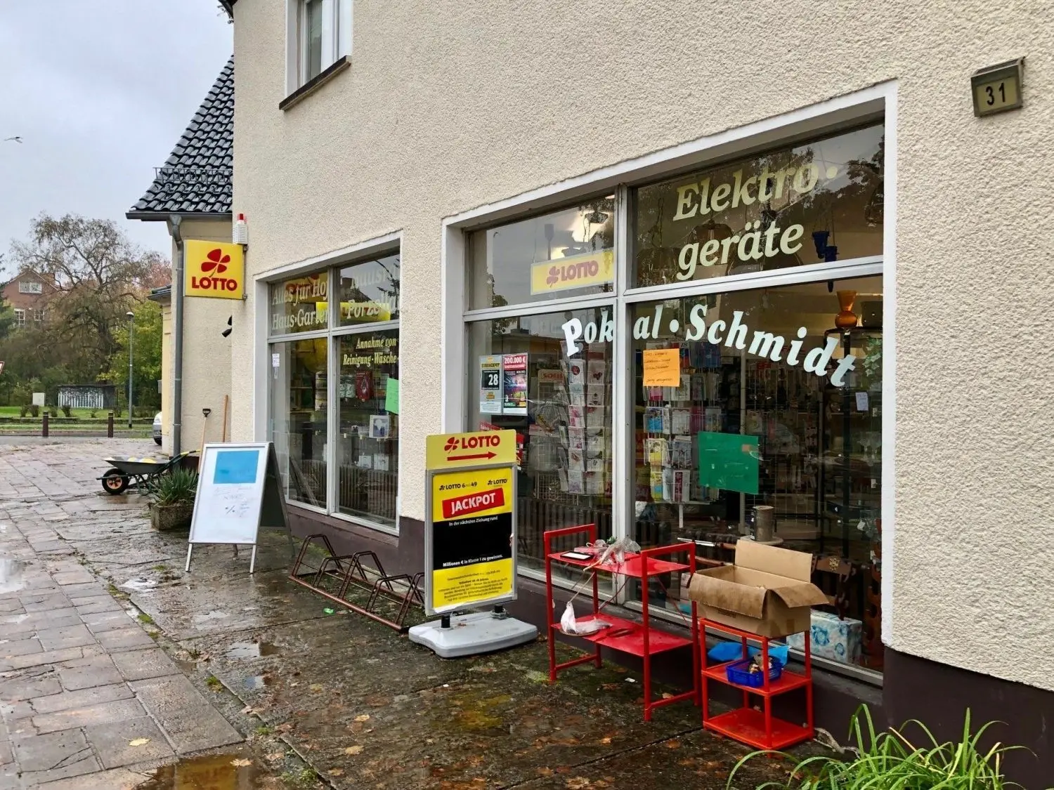 Zum Angebot des Ladens in Fredersdorf-Süd gehört neben dem Verkauf von Haushaltswaren, Zeitschriften und Deko-Artikeln auch die Herstellung von Pokalen und Ehrenpreisen.