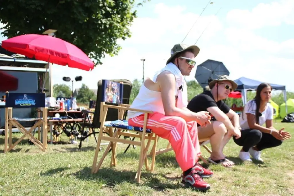 Neben "King Knossi" waren Angelprofis wie Claudia Darga (re.) und Musiker Manny Marc (li.) beim Angelcamp dabei.