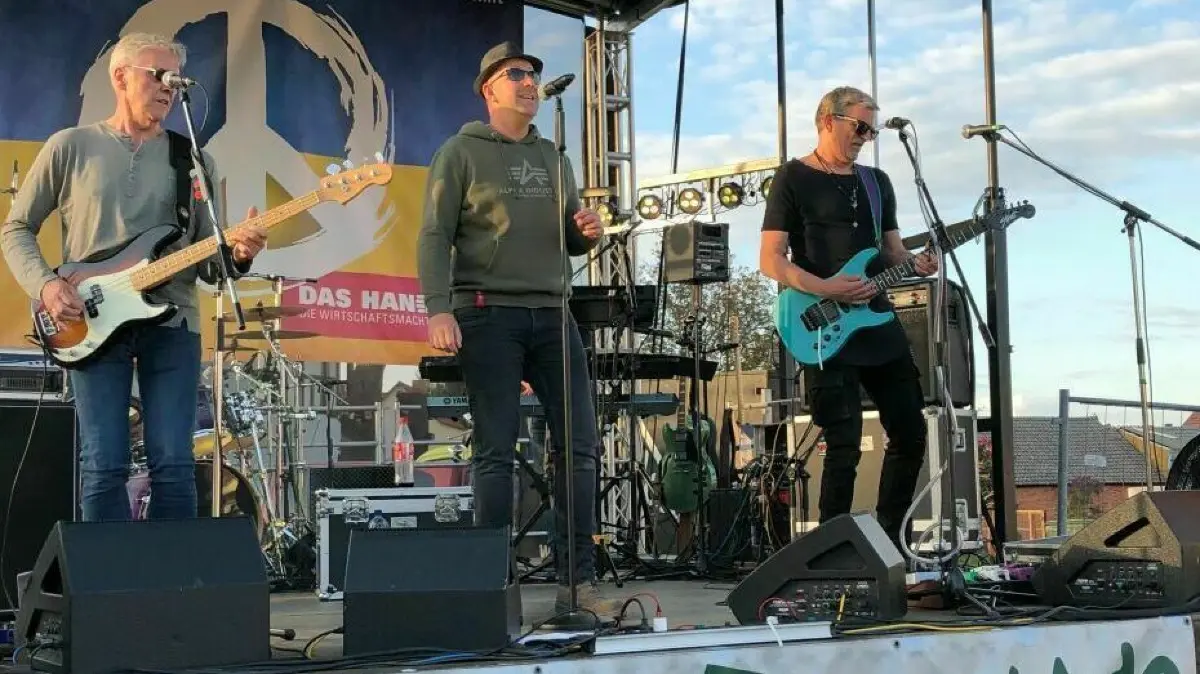 Auf dem Bischofsplatz: Die Cover-Band „Treibholz“ spielt am 20. Mai beim Benefizkonzert in Lebus.
Auf dem Bischofsplatz in Lebus: Die Coverband "Treibholz" aus Eisenhüttenstadt begeisterte das Publikum während des Benefizkonzerts.