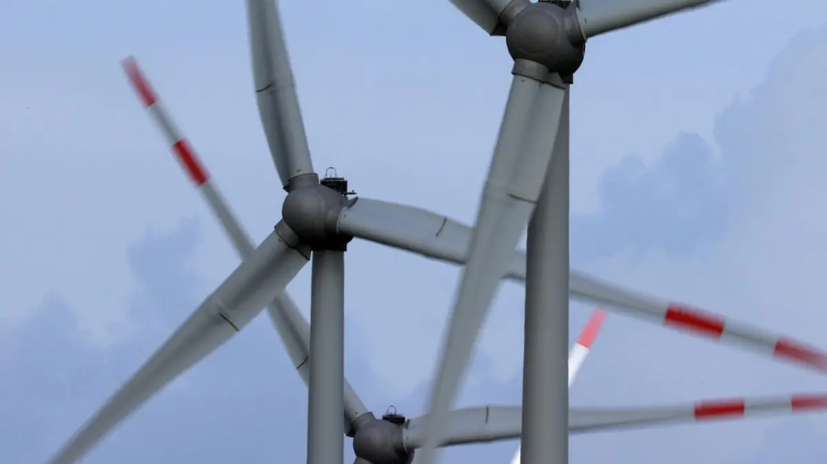 Windräder drehen sich auf einem Feld im Wind. Wie geht es mit dem neuen Regionalplan Uckermark-Barnim 2022 zum Ausbau der Windenergie weiter?
ARCHIV - 09.06.2022, Bayern, Bergtheim: Windräder drehen sich auf einem Feld im Wind. Kurz vor der Schlussabstimmung im Landtag über die Lockerungspläne zu den Abstandsregeln für Windräder verschärfen die Grünen ihre Forderungen für den Windkraft-Ausbau in Bayern. (zu dpa "Grüne wollen 400 staatseigene Windräder in Staatsforsten bis 2026") Foto: Karl-Josef Hildenbrand/dpa +++ dpa-Bildfunk +++