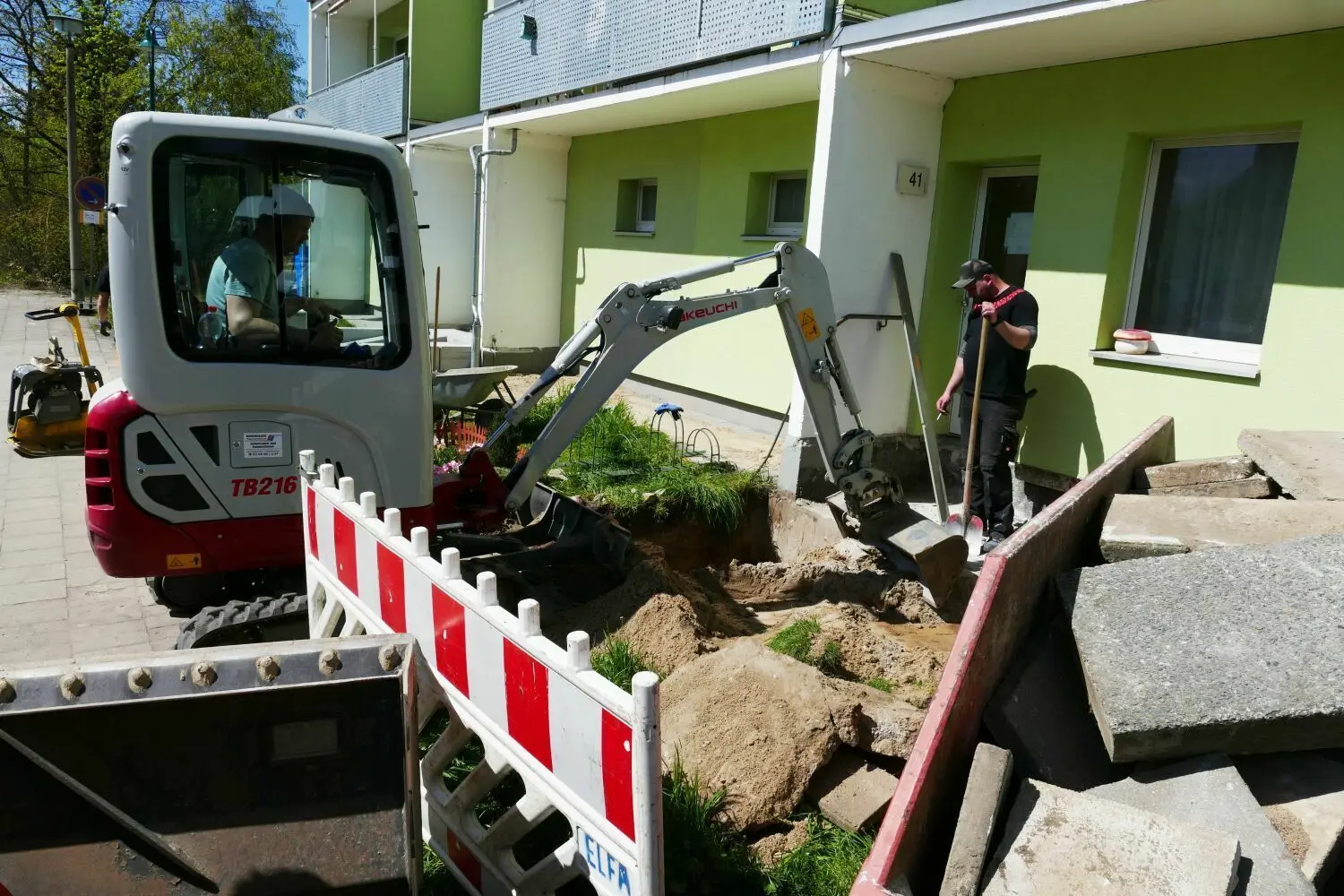 Alle Aufgänge bekommen behindertengerechte Zugänge - Nico Siegert (li.) und Martin Isberner bei der Arbeit.