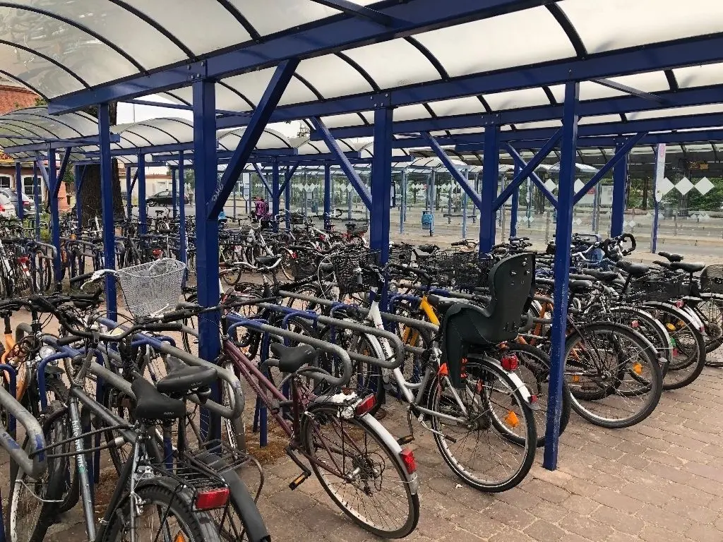 Zugeparkt: Um für Bahnpendler attraktiver zu werden, sollen die Fahrradstellplätze am Bahnhof erweitert werden.