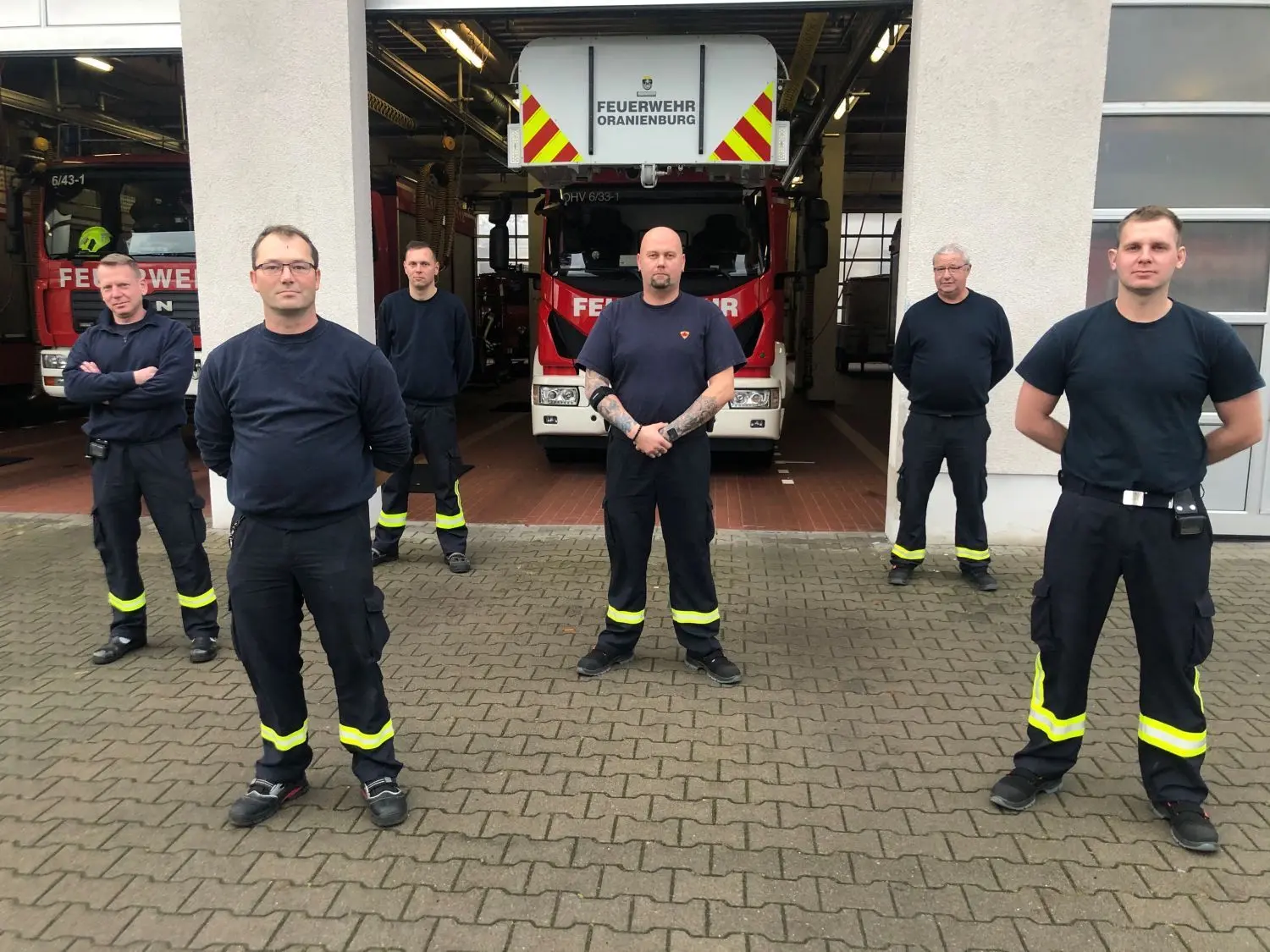 Bleiben bis Freitagmorgen auf der Wache in Bereitschaft: Die Oranienburger Feuerwehrmänner Michael Greese, Andreas Feske, Florian Brülke, Sascha Gellert, Frank Kolberg, David Herholz