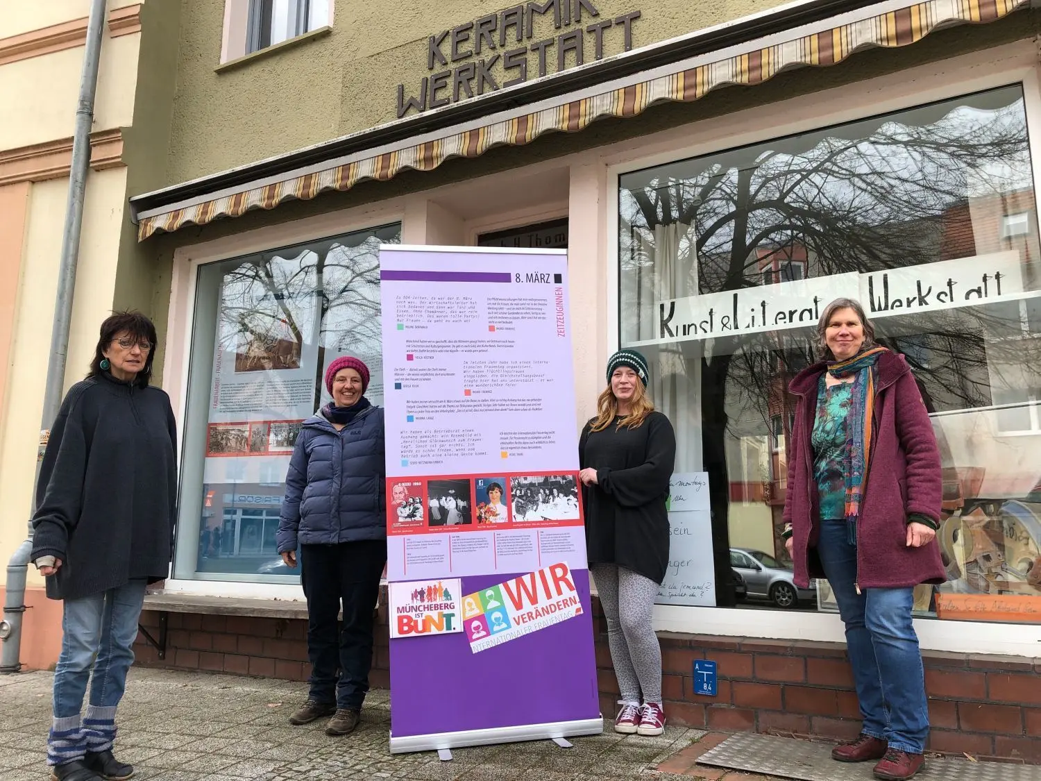 Vorbereitung: Frauen von Müncheberg ist bunt mit einem der Aufsteller der DGB-Ausstellung zum Frauentag