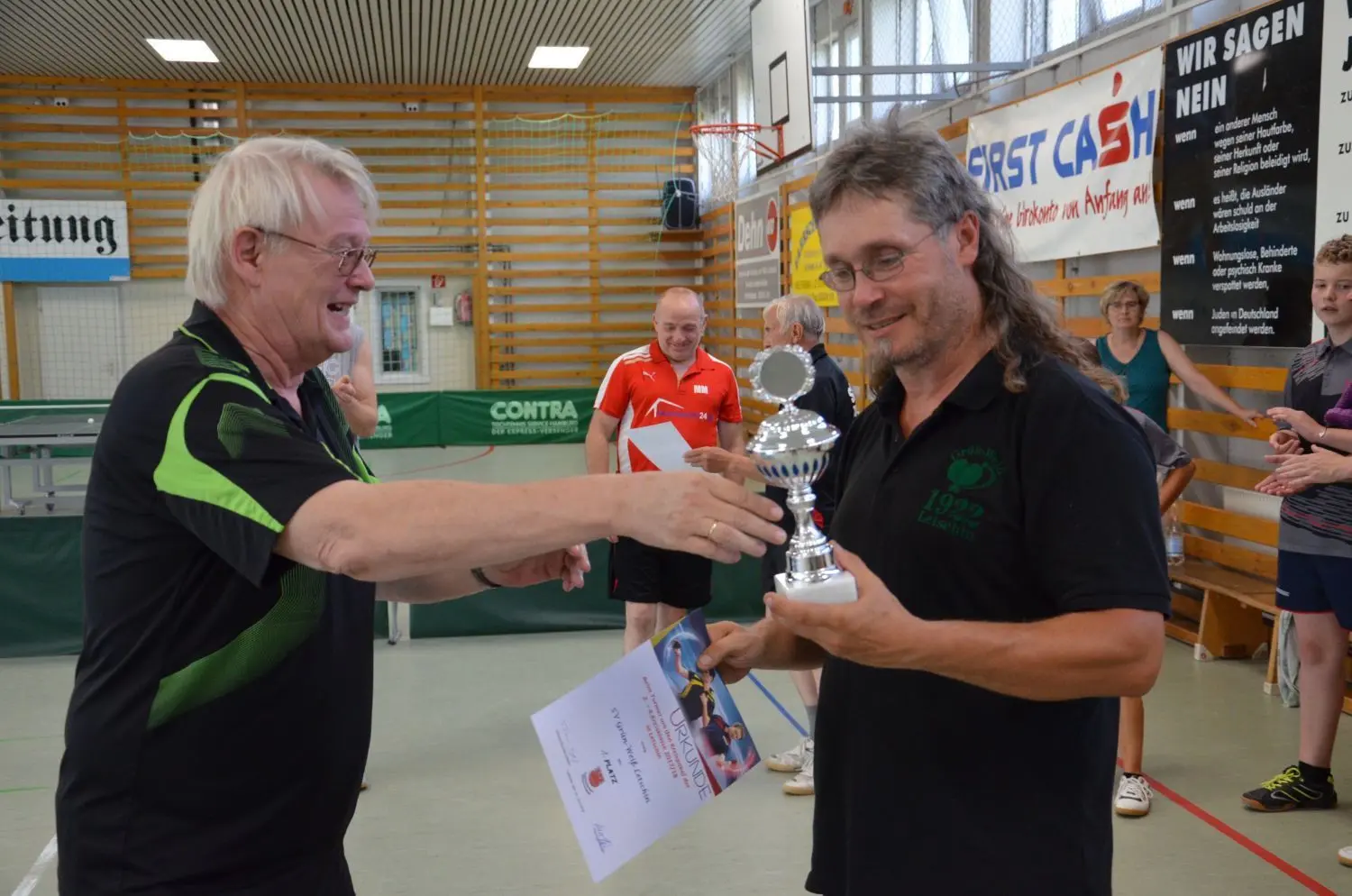 Kreispokalsieg 2018: Letschins Thomas Lippe nimmt die Trophäe aus den Händen des Kreisvorstandmitglieds Axel Höhn (links) entgegen.