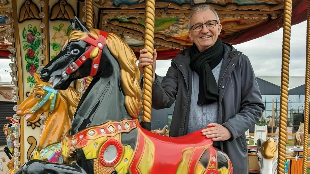 Vor knapp einem Jahr hat Theo Roelofs den Holland-Park bei Berlin eröffnet. Der Geschäftsführer des Freizeitparks in Panketal verspricht einige Neuerungen für die Zukunft. Zum Beispiel wird das kleine Karussell gegen ein größeres ausgetauscht.
Theo Roelofs, Geschäfstführer Holland-Park in Panketal, auf dem kleinen Karussell, 24.3.23