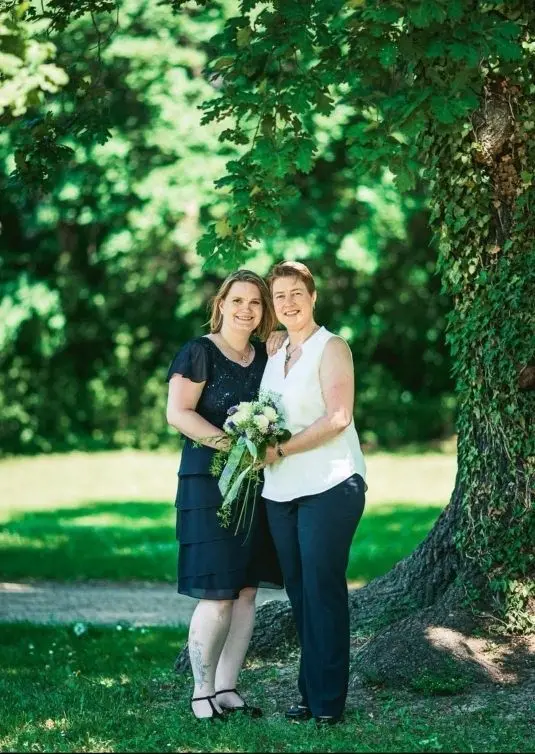 Nancy (rechts) und Martina Engel bei ihrer Hochzeit 2019. In der Öffentlichkeit zeigen sie sich nicht händchenhaltend, auch aus Schutz vor Anfeindungen.