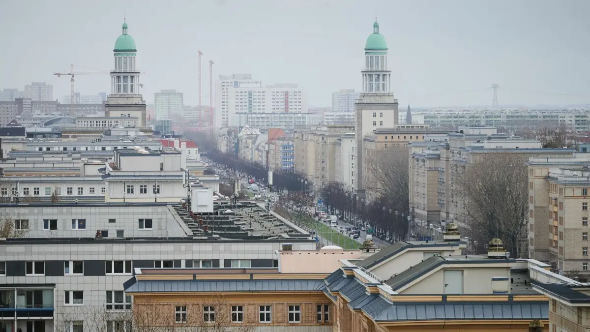 Schulweg für Lydia Tár und Petra: die Karl-Marx-Allee in Ost-Berlin
Ein Blick über die Karl-Marx-Allee zeigt viele Wohnungen. Der Gesetzestext wird voraussichtlich am 22. Februar veröffentlicht und tritt am Tag darauf in Kraft. +++ dpa-Bildfunk +++