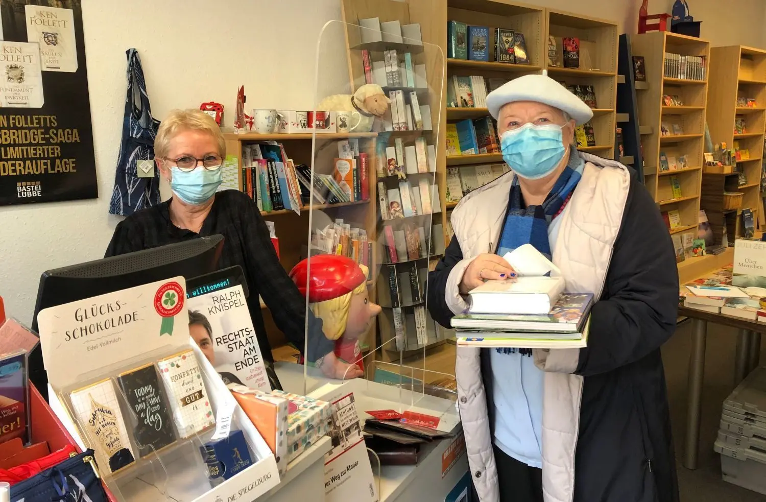 Stammkundin Sybille Kutschke-Stange (rechts) bedauert die Schließung: „Zu einer Stadt wie dieser gehört eine Buchhandlung.“