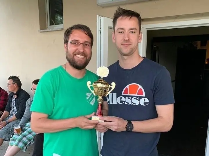Platz zwei: Philip Pfefferkorn (r., mit Organisator Timmy Kleinschmidt) kassierte mit Nicolai Schulze eine Final-Niederlage.