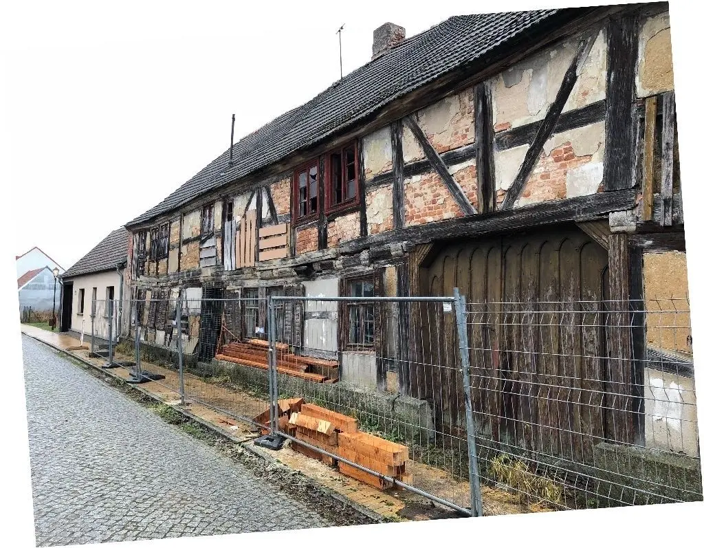 Blick in die Mittelstraße: Die Senioren brauchen viel Fantasie, um sich vorzustellen, dass sich hier einmal ihr Treffpunkt befinden soll. Die Stadt hat das Grundstück gekauft und will es zu einem Zentrum für die Senioren entwickeln.