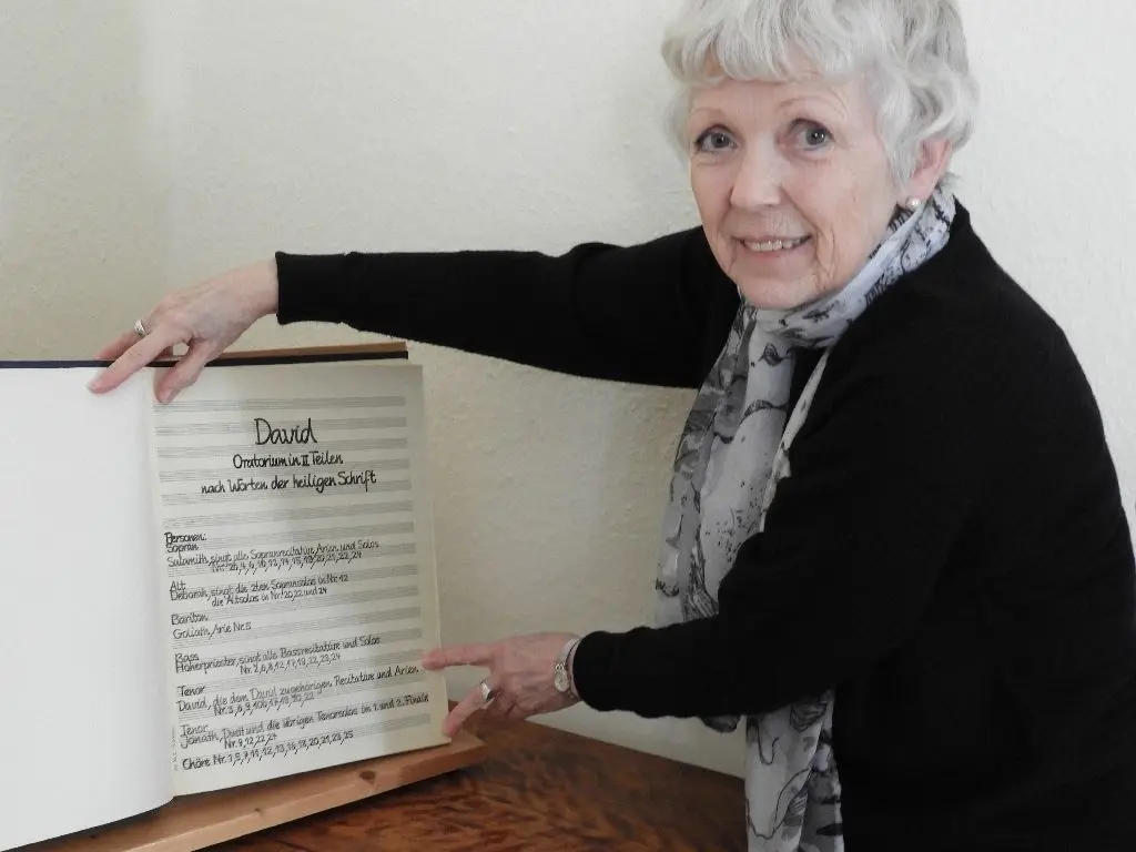 Ingrid Mundil präsentiert die von Thea Labes in mühevoller Handarbeit abgeschriebenen Noten des David Oratoriums.