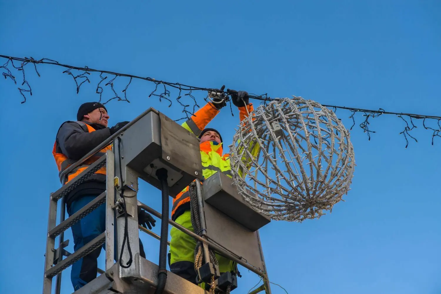 Die Verankerungen in den Beeskower Häusern, die als Befestigung für Lichterketten dienen, könnten künftig vielleich auch Sonnensegel halten.