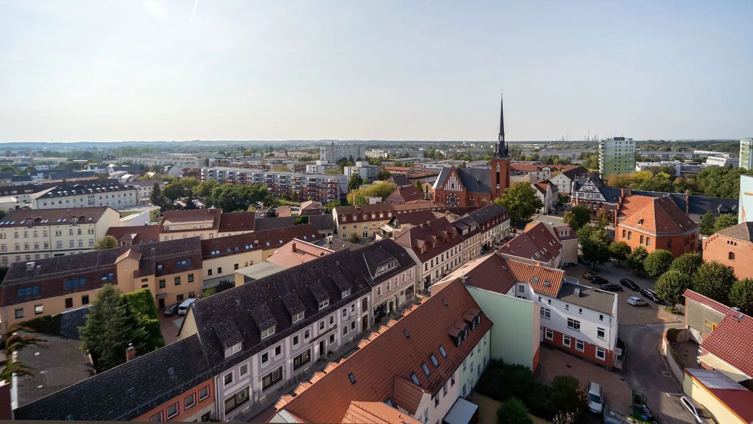 Schwedt aus der Vogelperspektive: Viele Menschen mit geringem Einkommen suchen nach preisgünstigem Wohnraum. Doch der Markt an einfachen Wohnungen wird offenbar knapp.