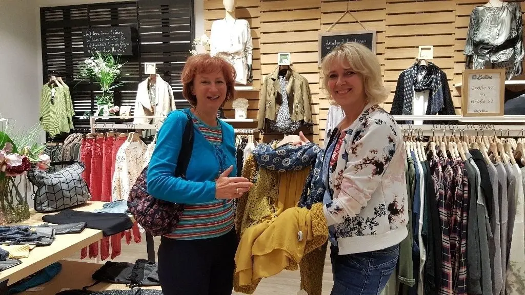 Curryfarben ist weiter gefragt: Evelin Höhnke (links) lässt sich in der Boutique Bellina im Citycenter in Erkner von Inhaberin Anett Kuhl beraten.