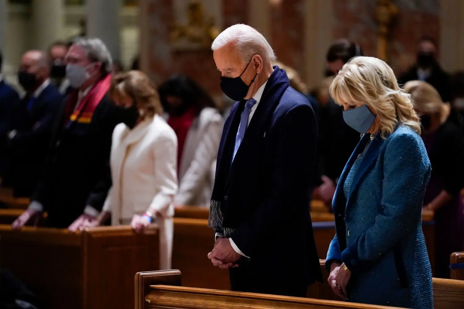 Der designierte US-Präsident Joe Biden und seine Frau Jill Biden besuchen die Messe in der Kathedrale St. Matthew the Apostle während der Feierlichkeiten zu seinem Amtsantritt. Die Vereidigung von Biden als 46. US-Präsident besiegelt am (heutigen) Mittwoch das Ende der  Amtszeit von Präsident Trump.