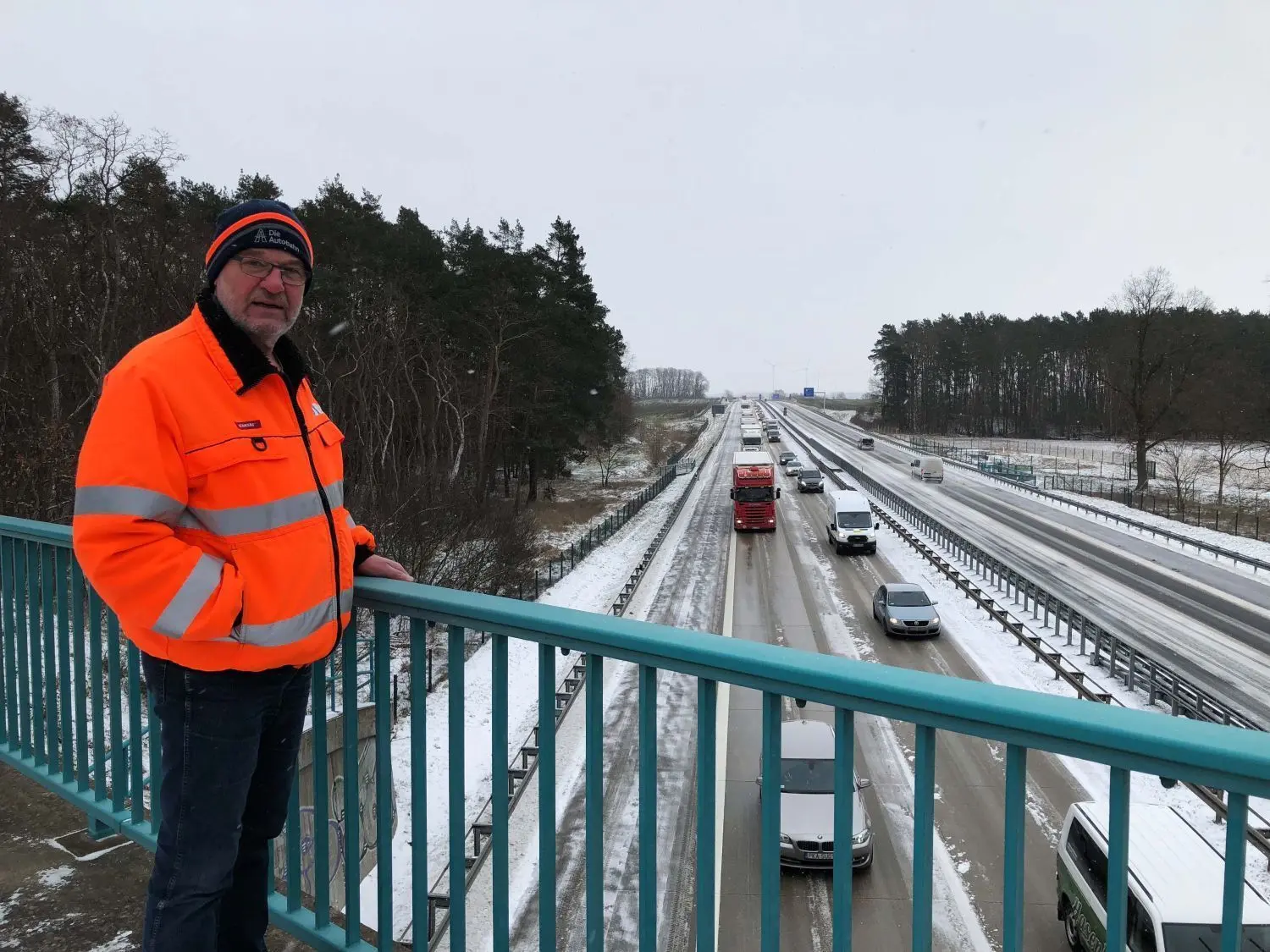 Kontrollfahrt auf der A12: Stefan Eichenauer, Leiter der Autobahnmeisterei Fürstenwalde schaut sich von einer Brücke die Lage an.