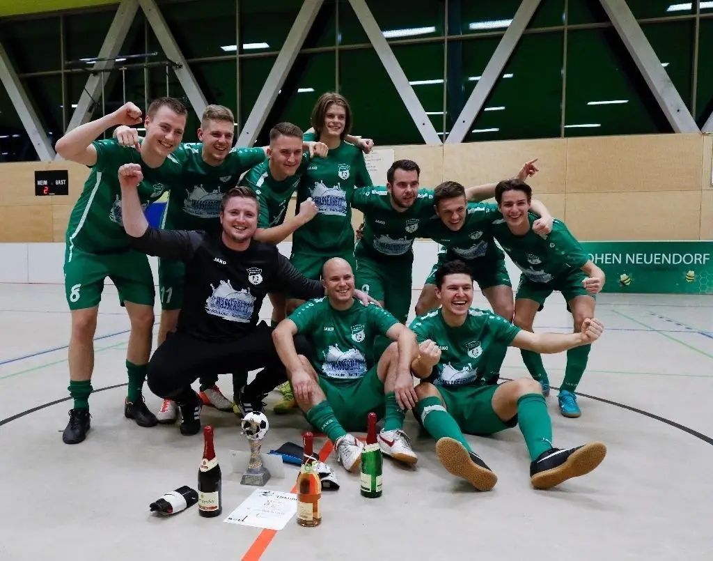 Verdienter Sieger: Der Underdog aus Bergfelde war physisch stark und zeigte guten Hallenfußball. Der Kreisoberligist kam ohne Niederlage durch das Turnier.