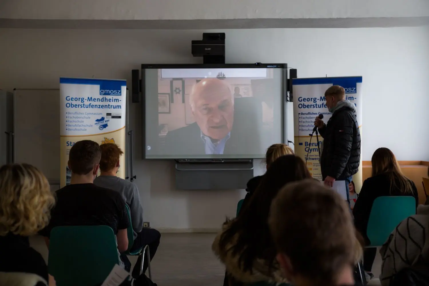 Schüler des Georg-Mendheim-Oberstufenzentrums in Oranienburg sprachen am Mittwoch per Videokonferenz mit dem Zeitzeugen Tswi Herschel.