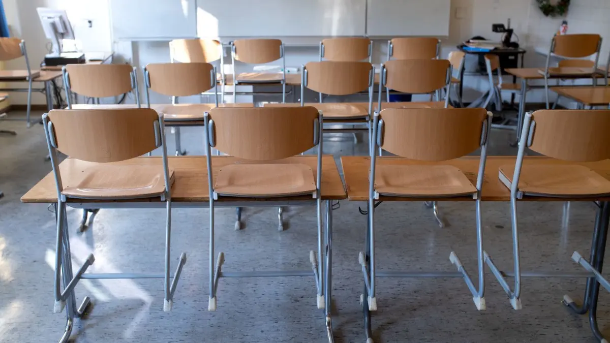 In einer Schule in Märkisch-Oderland gab es Corona-Fälle. Nun sind mehrere Kinder in häuslicher Isolation (Symbolbild).
29.07.2021, Bayern, München: Ein leeres Klassenzimmer im Rupprecht-Gymnasium. Am 29.07.2021 ist der letzte Schultag vor den Sommerferien in Bayern. Foto: Sven Hoppe/dpa +++ dpa-Bildfunk +++