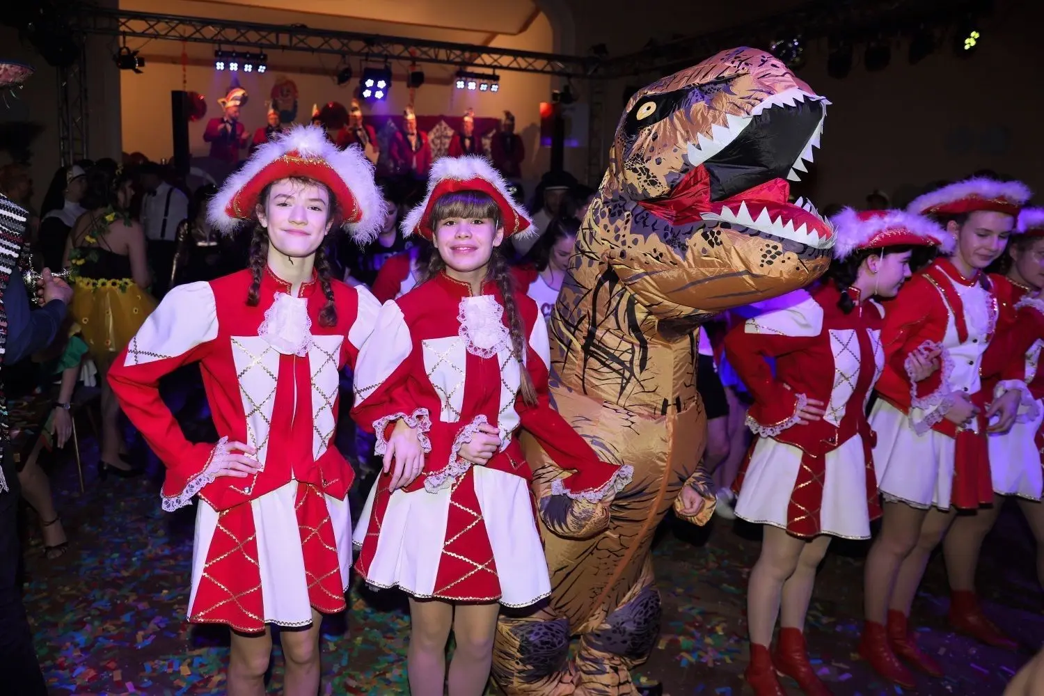 Auf dem Tanzboden des Saals vom Buckower Carnevalsverein in Großwudicke ließ sich in der Saison 2019/2020 auch ein T-Rex blicken.