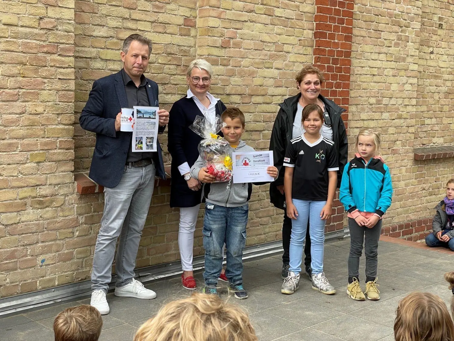Ronny Sattelmair und Kesrin Großmann vom DRK-Kreisverband Gransee bedankten sich bei Marco Neumann, Roswitha Zöllner, Melinda Klein und Mathilda Gerlach (von links) für die Spendenfahrt.