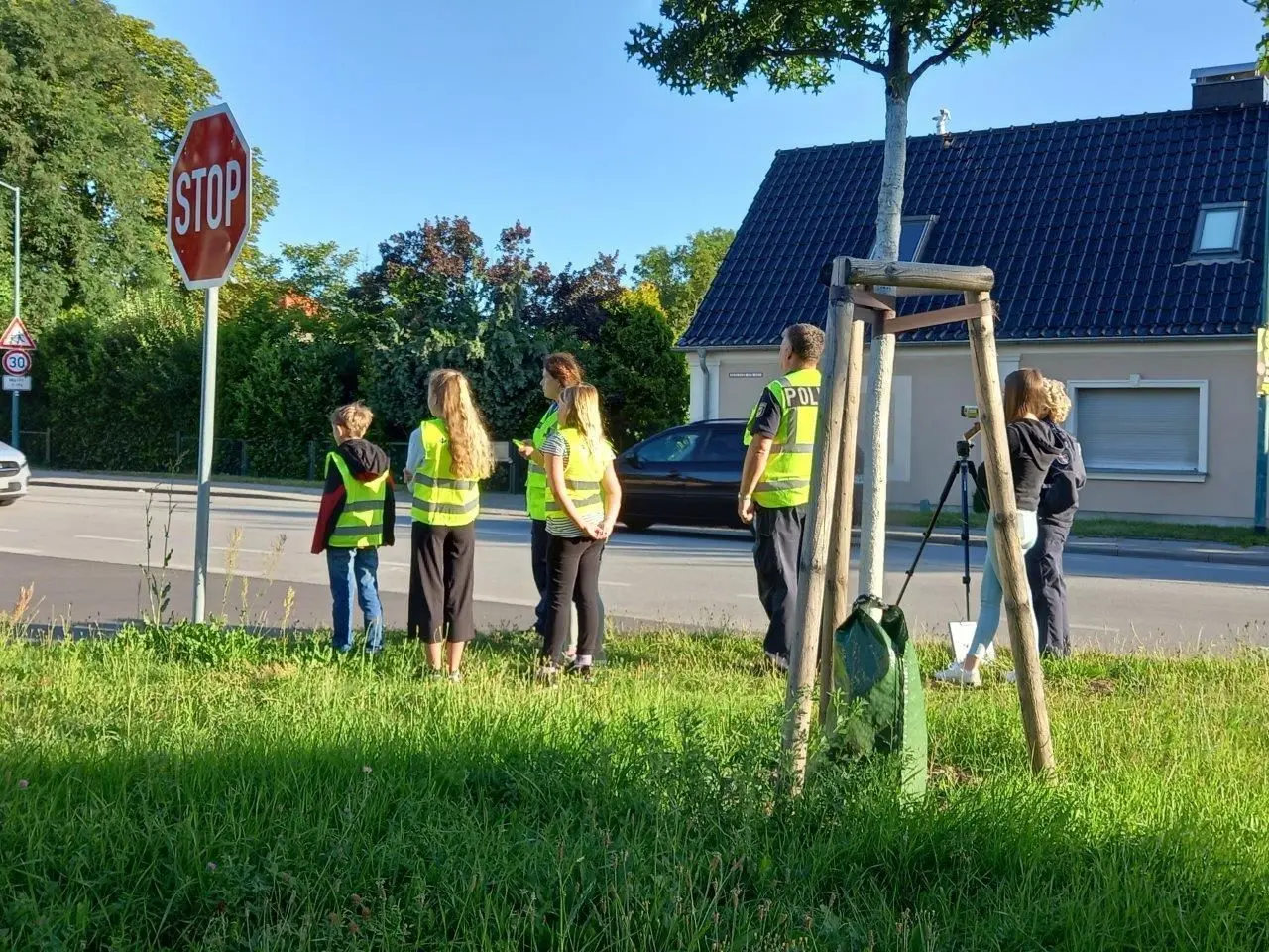 Die Schüler und Schülerinnen hielten mit der Polizei Ausschau nach Geschwindigkeitsverstößen.