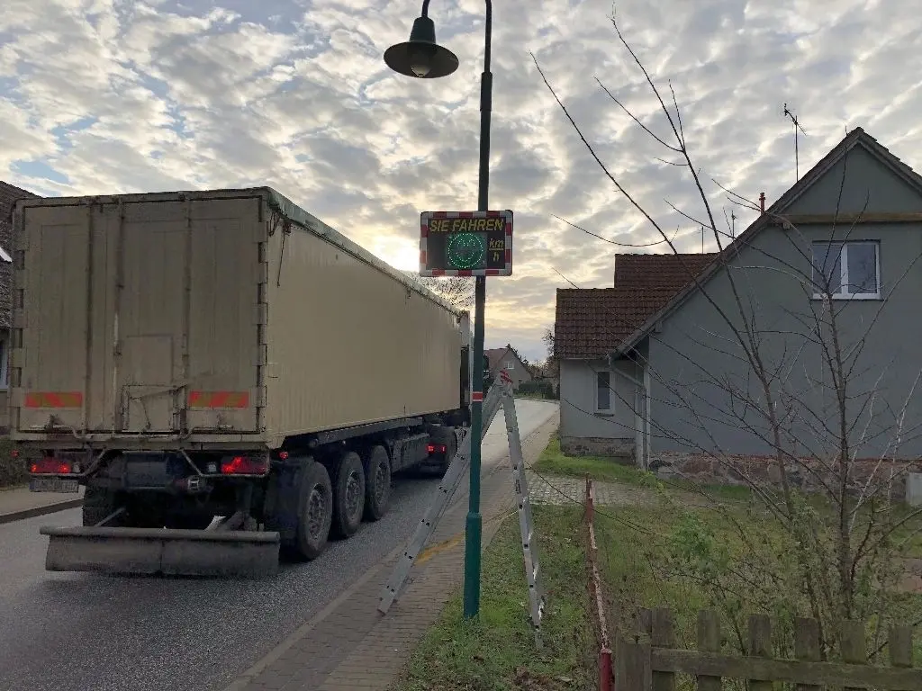 Ein grüner Smiley zeigt an, dass der Lasterfahrer korrekt unterwegs war.