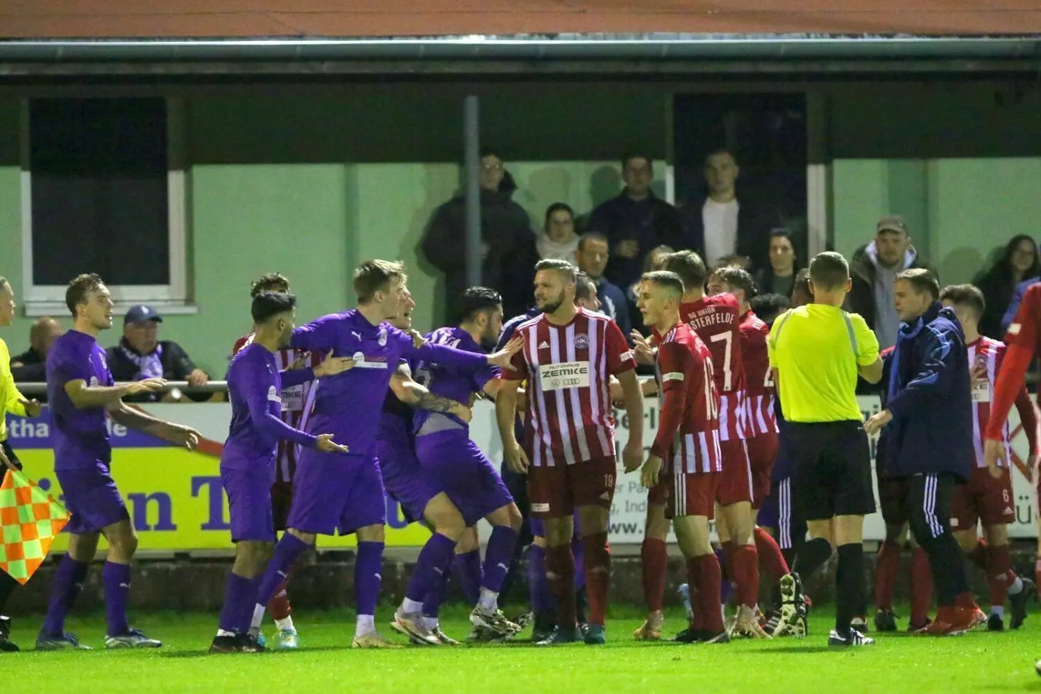Rangelei auf dem Spielfeld: Während der Partie in der Brandenburgliga zwischen Union Klosterfelde und dem SV Altlüdersdorf kam es mehrfach zu Rudelbildungen. Hier zückte Referee Tobias Behm drei Gelbe Karten und eine Rote.