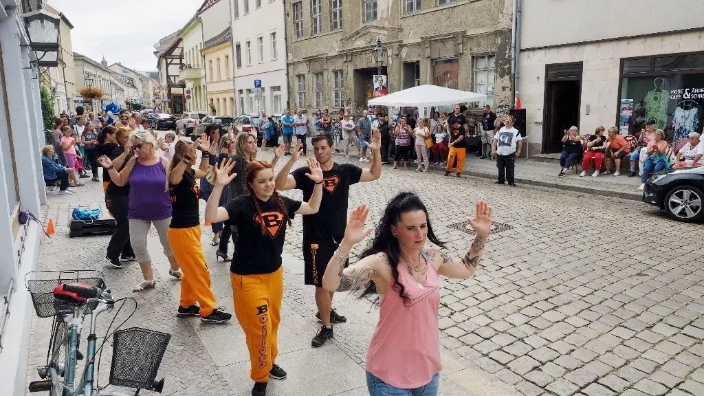 Mitmachen war angesagt. Die Bailaro-Tänzer zeigten vor dem Mode Café fetzige Tanzeinlagen