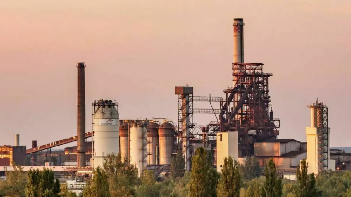 Eisenhüttenstadt am Abend mit Blick auf den Hochofen 5A von ArcelorMittal Eisenhüttenstadt. Der Hochofen gilt mittlerweile als Auslaufmodell, soll nur noch wenige Jahre produzieren.
Abendaufnahme von Eisenhuettenstadt mit Blick auf den Hochofen 5 A der ArcelorMittal Eisenhüttenstadt GmbH, Pressematerial von ArcelorMittal, muss nicht honoriert werden.