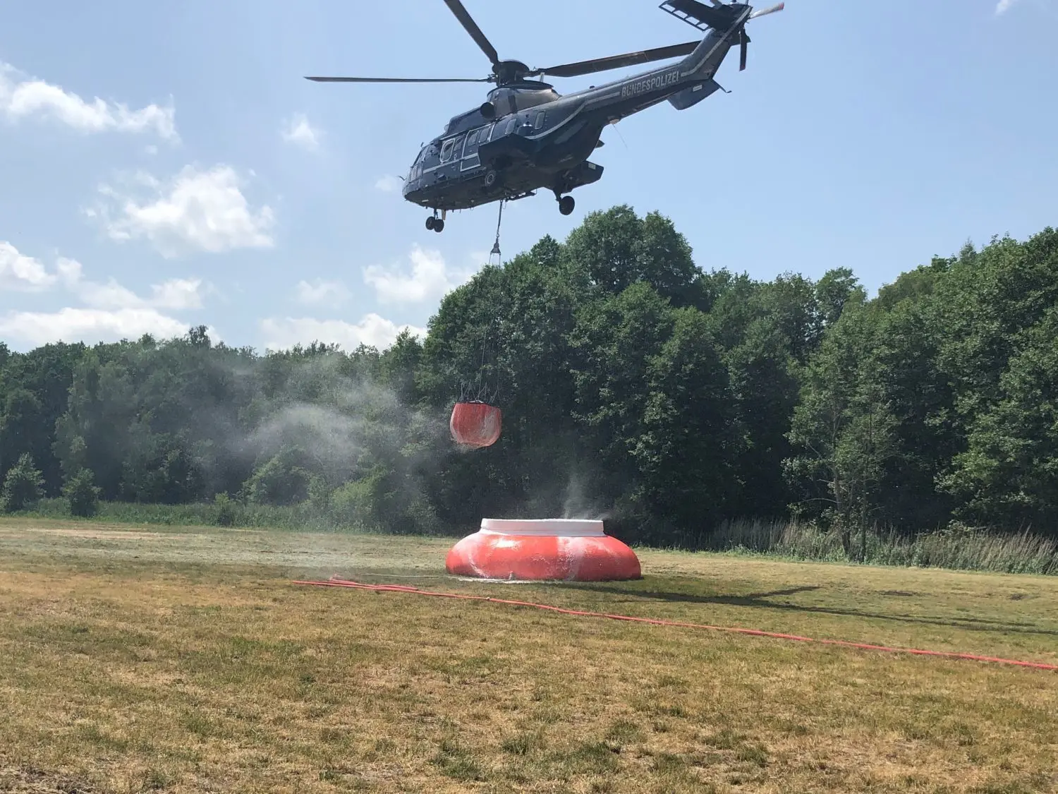 Im Minutentakt flogen die Hubschrauber die Wasserstellen an, um Nachschub für die Bekämpung des Waldbrandes aus der Luft zu holen.