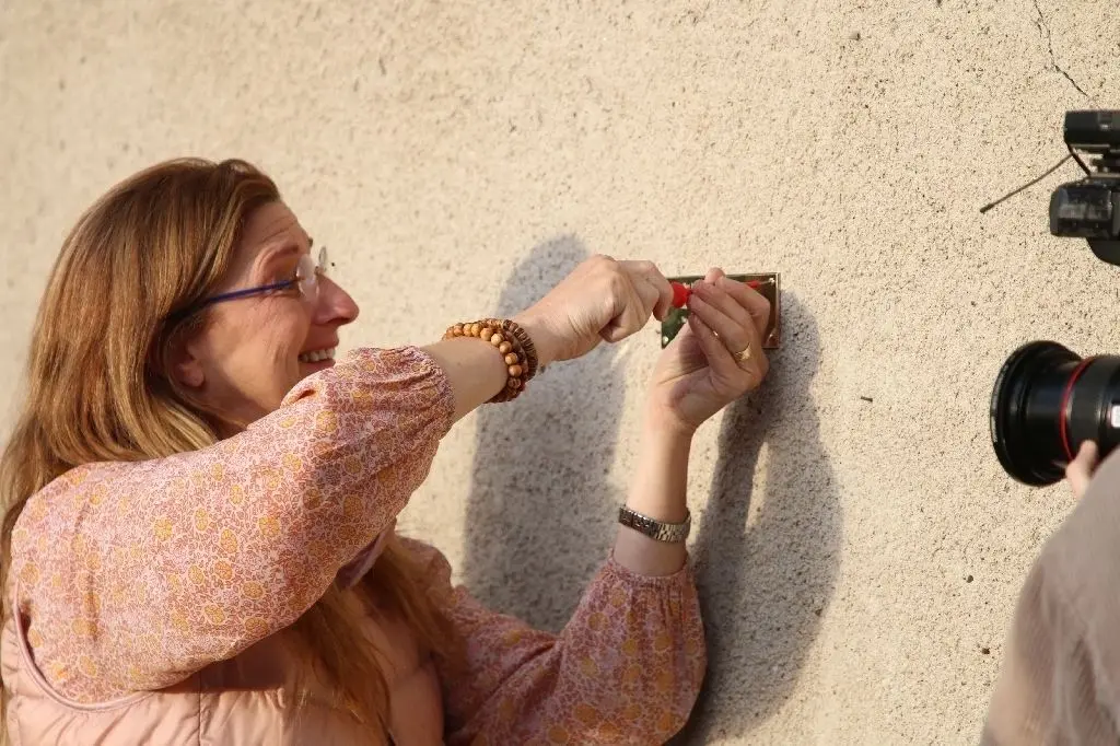 Gedenktafel: Beth Lane befestigt das kleine Messingschild an der Wand des Hauses am "Grünen Wald", wo ihre Mutter und deren Geschwister bis zum Kriegsende versteckt waren.