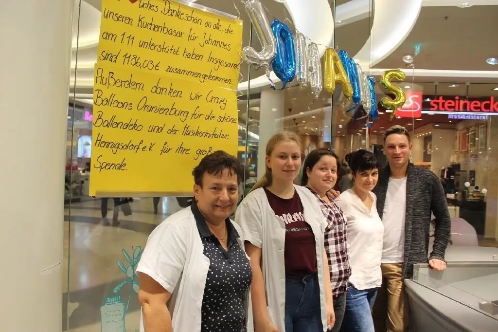Das Dankeschön-Plakat für die überwältigende Unterstützung der Kundschaft hängt noch immer. Zum Erfolg beigetragen haben Marina Zierm, Viola Stirnweiß, Julia Fromm, Judith Herrmann und Thomas Kempf (von links).