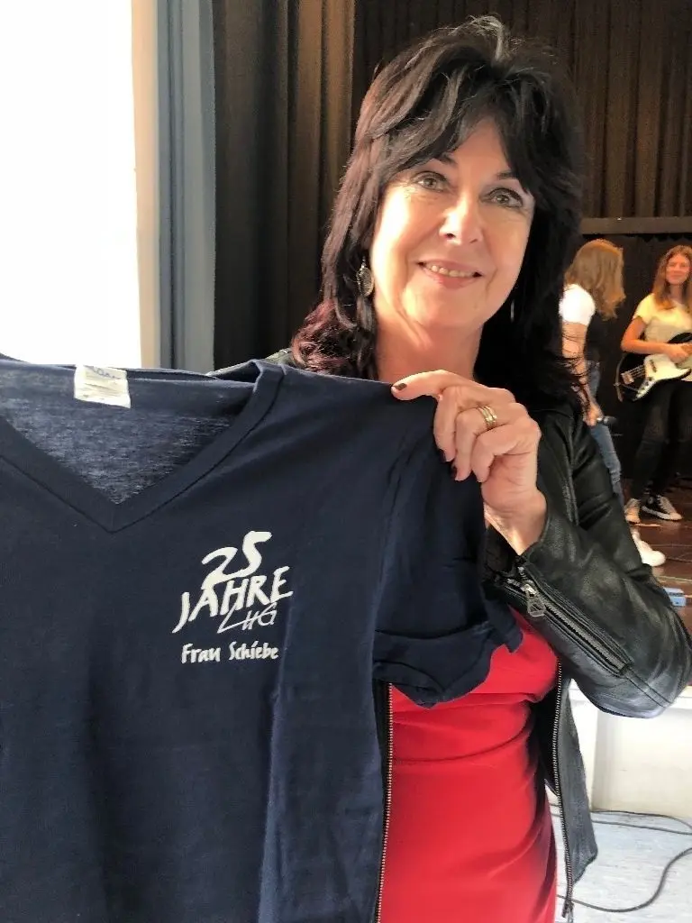 T-Shirt für die Chefin: Gabriele Schiebe ist seit 25 Jahren dabei.