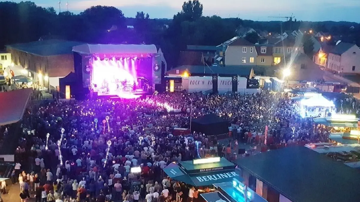 Müllrose. Konzert Nena, Hof der Oderland-Mühlenwerke. 20.07.2019. Foto: Feuerwehr Müllrose
Müllrose. Konzert Nena, Hof der Oderland-Mühlenwerke. 20.07.2019. Foto: Feuerwehr Müllrose