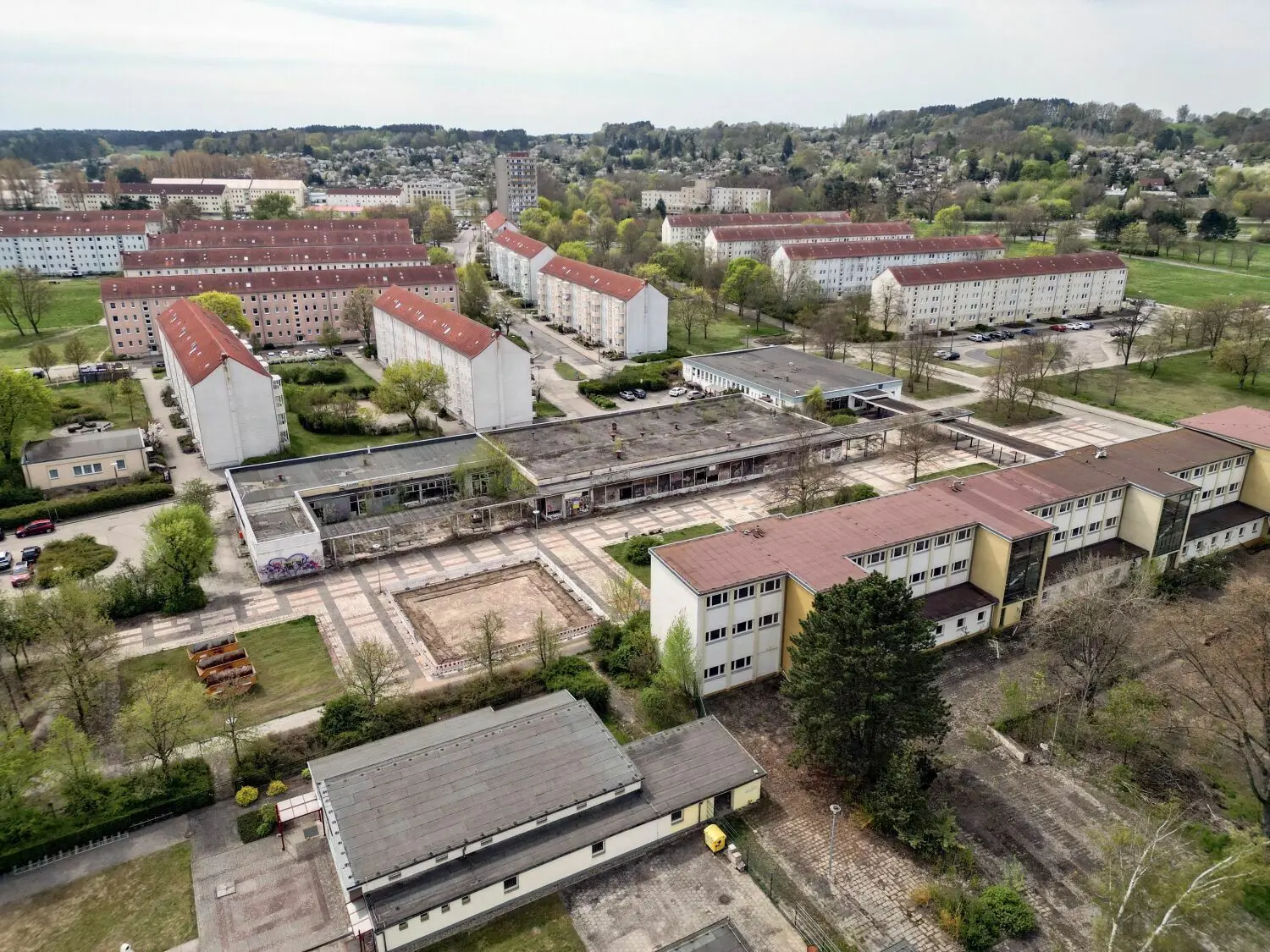 Der Platz der Jugend in Eisenhüttenstadt von oben.
