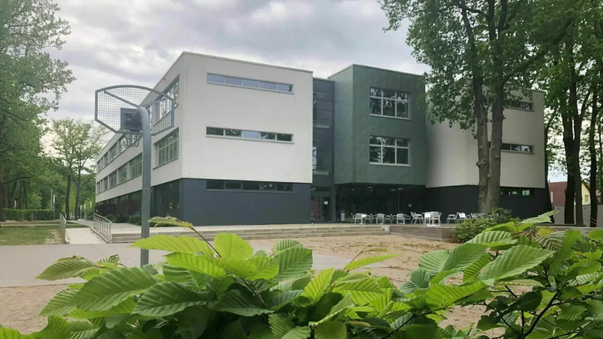 Eine der größten Schulen im Landkreis Oder-Spree: das Carl-Bechstein-Gymnasium Erkner.
Carl-Bechstein-Gymnasium Erkner - Schule - Abi