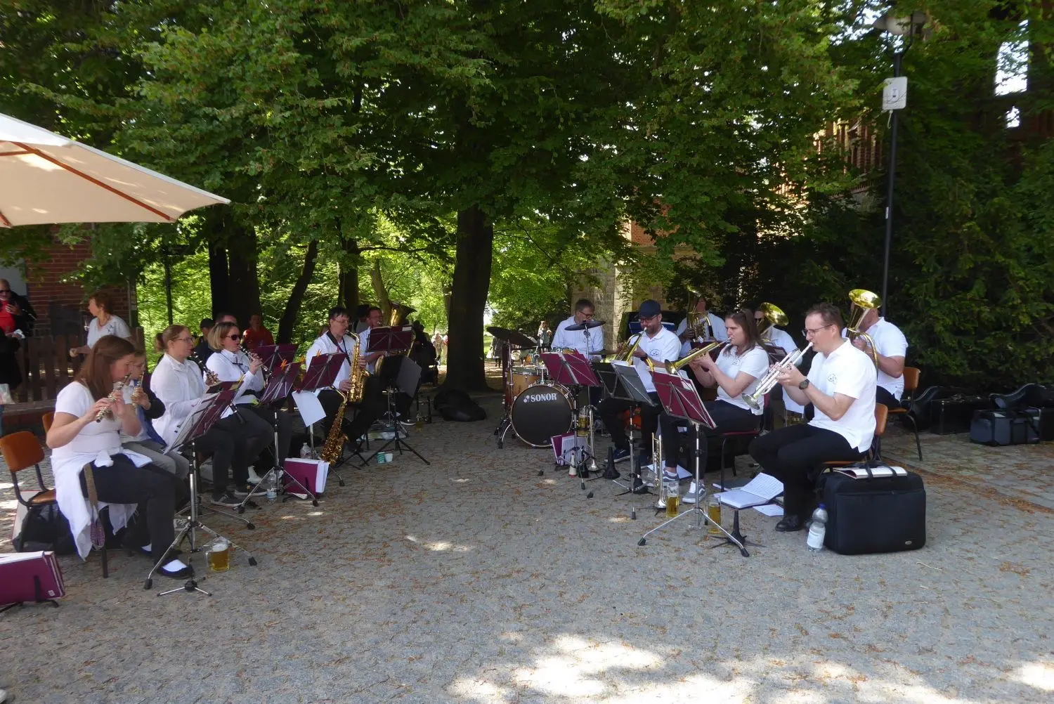 Das Jugendblasorchester Wiesenburg untermalte den Blumenmarkt musikalisch.