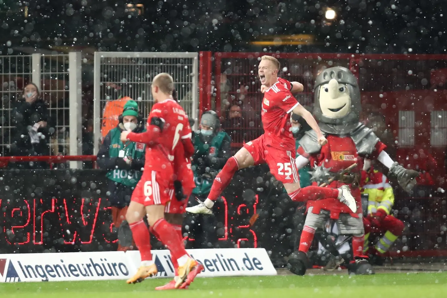 Timo Baumgartl jubelt über seinen Treffer zum 2:1 für Union Berlin gegen RB Leipzig.