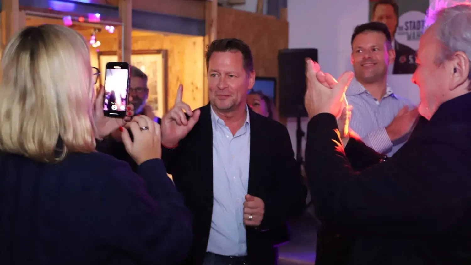 Steffen Apelt (CDU) gewinnt die Wahl und bleibt Bürgermeister von Hohen Neuendorf.