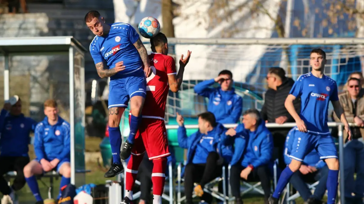 Ein wenig höher gesprungen: Samir Mahmutagic (in Blau) im Kopfballduell gegen Matheus Tosta Cesario. Bis in die Nachspielzeit hinein sah es nach einem Punktgewinn für den BSC Süd beim Oranienburger FC Eintracht aus. Doch dann überschlugen sich die Ereignisse.
Saison 2022/2023 Fußball Brandenburgliga
Oranienburger FC Eintracht gegen BSC Süd 1:0 vor 150 Zuschauern Gründonnerstag auf Kunstrasen