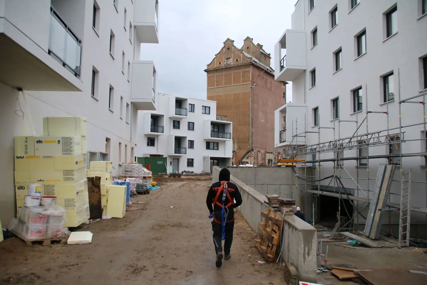 Die geschwungenen Giebel nehmen die barocke Form des nahen Schlosses auf. Der Oranienburger Speicher steht nun unsaniert zwischen Neubauten.