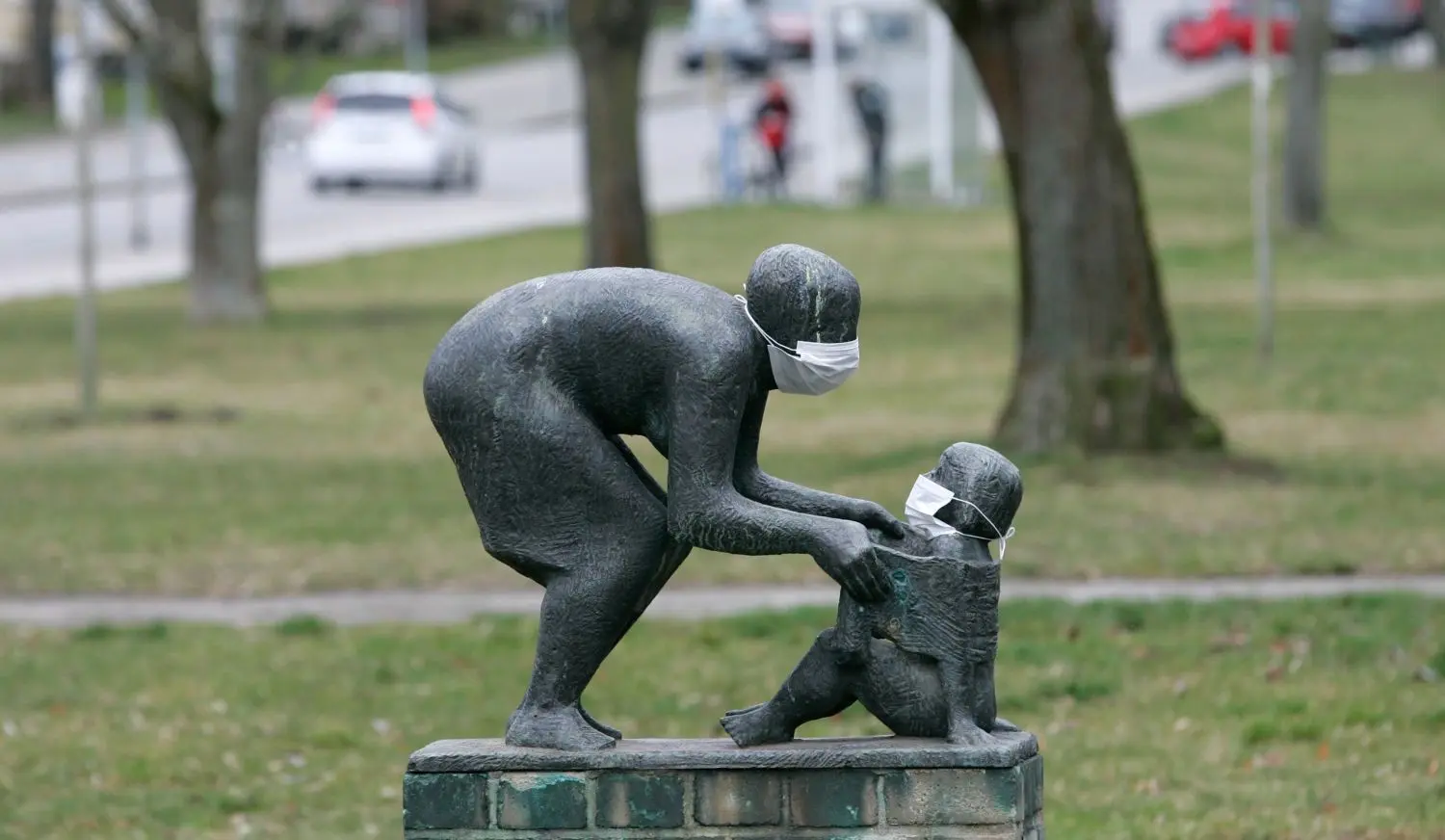 Mund-Nase-Schutz für "Mutter und Kind" von Ernst Sauer in Eisenhüttenstadt – im März kommt Corona offiziell in Brandenburg an.