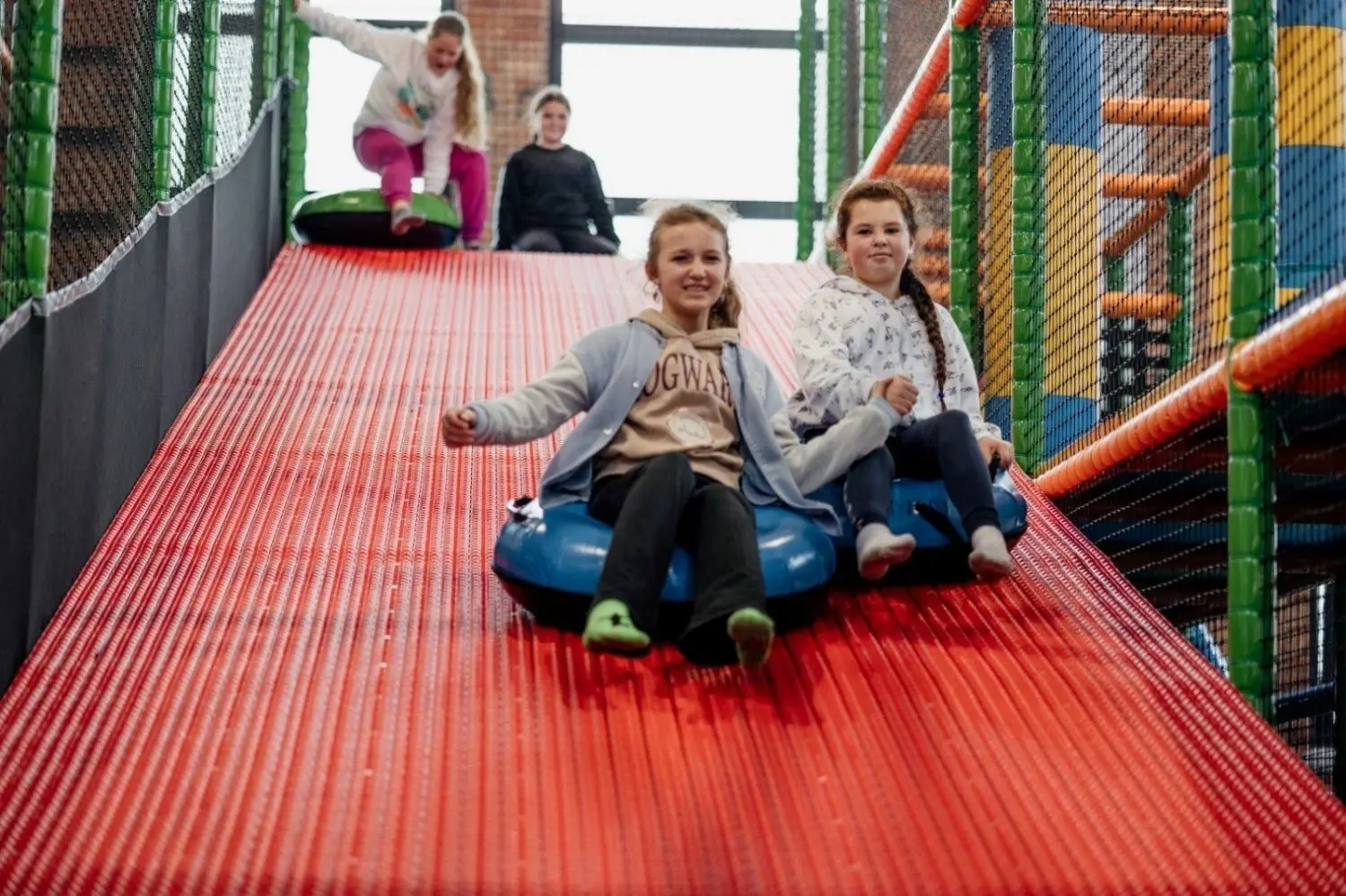 Der Markt bietet mehr, als nur Tanken und Einkaufen. Es gibt eine neue Attraktion für die Besucher: Kinderspaß in der Markthalle des "Polenmarkt Hohenwutzen" in Osinow Dolny. Kinder aus dem Ort durften als erste den Spielplatz ausprobieren. Geöffnet ist er ab 1. Juli.