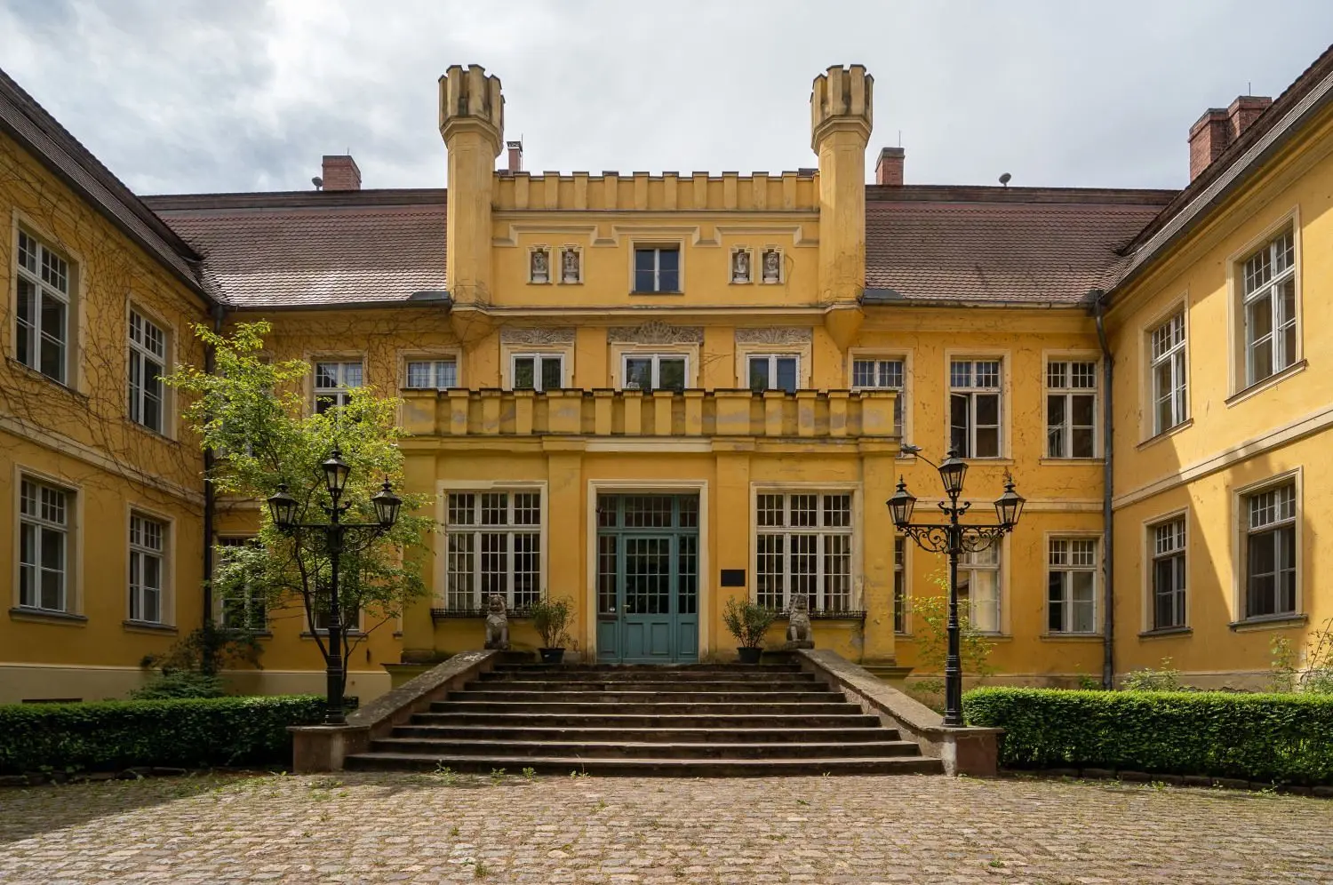 Schon von der Eingangseite präsentiert sich das Schloss Wartin den Besuchern in seiner Pracht.