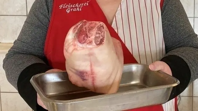 Her mit dem Eisbein: Bei der Fleischerei Grahl in Eisenhüttenstadt gibt es am 11. November im Rahmen eines Schlachtefestes warme Pökeleisbeine mit Sauerkraut und Brühe.